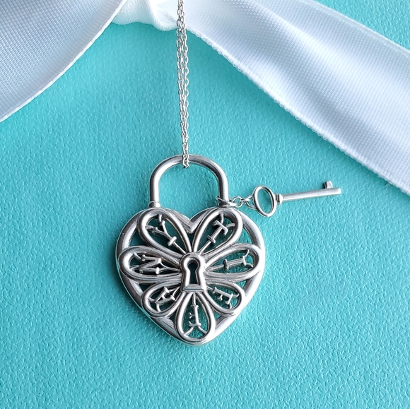 Filigree heart and key pendant necklace - Picture 5 of 10